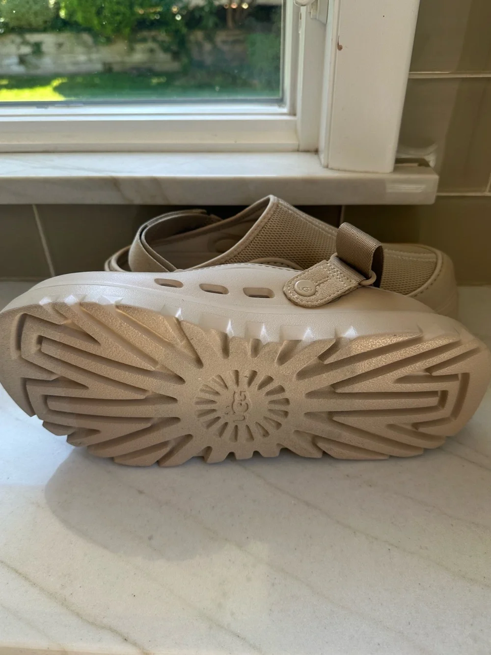 Men’s UGG Peak Mod Mules in Beige Size 11 mint condition